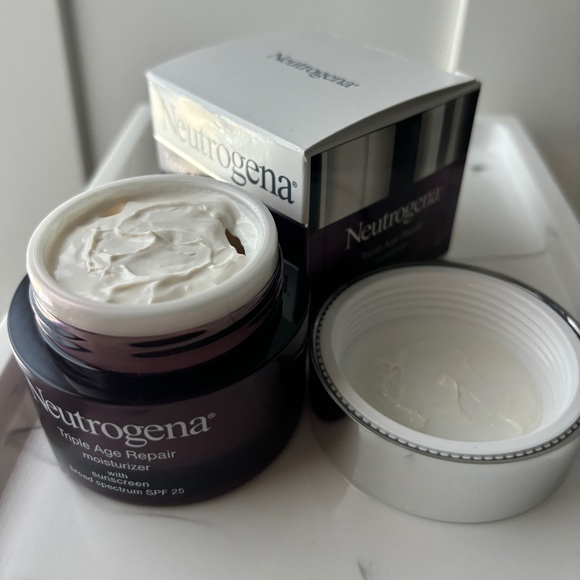Neutrogena Triple Age Repair Daily Facial Moisturizer with SPF 25 Sunscreen - Picture 3 of 14